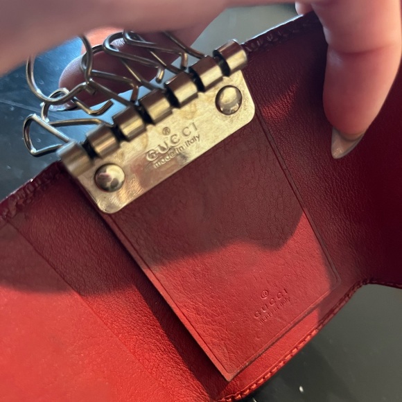 Gucci GG Red Patent Leather Monogram Gold Heart Snap Closure Six Ring Key Holder - Picture 4 of 6
